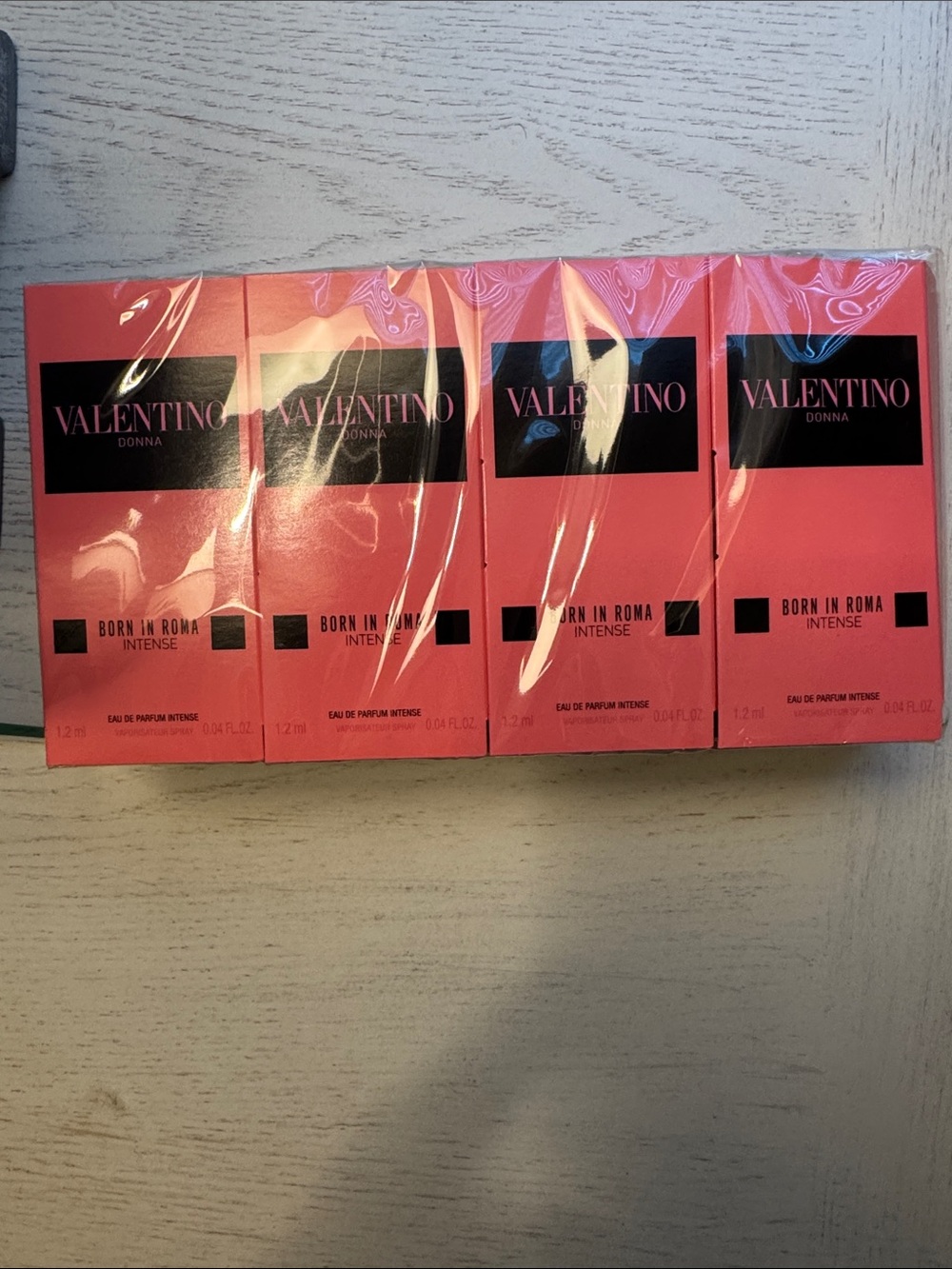Valentino Pink Donna Born in Roma Intense sample pack of 16